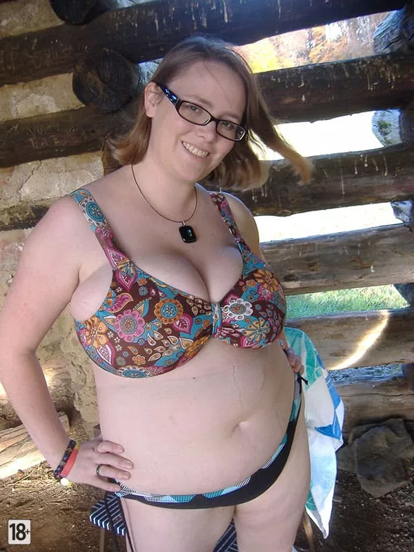 Огромные сиськи деревенской доярки в 21 горячем фото